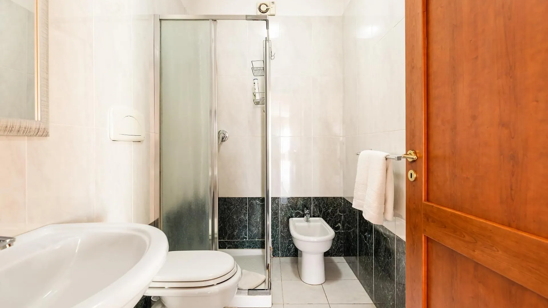 Giramondo Guest House Fiumicino 0*,  Italien